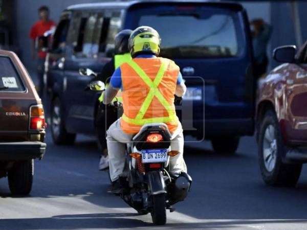 Con la reforma aprobada este martes queda fijado como obligatorio su uso entre las 6 de la tarde y las 6 de la mañana, horario donde los motociclistas son más vulnerables a siniestros viales.