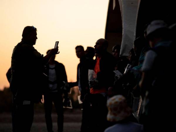 Esta ley permite a los departamentos policiales arrestar y encarcelar a migrantes que han cruzado la frontera de manera irregular.