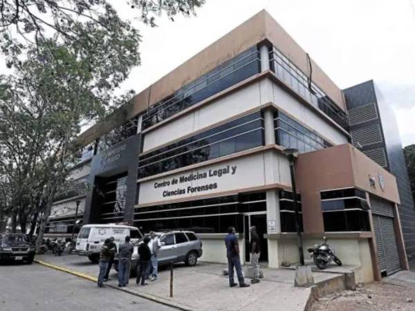 El cadáver fue llevado a la morgue de la capital para su identificación.