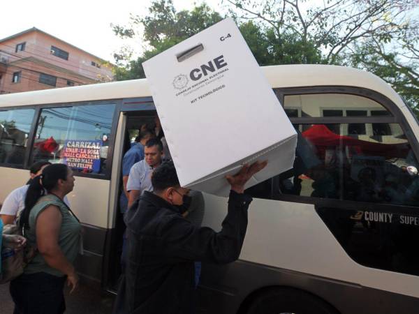 Las maletas electorales y otros materiales finalmente fueron trasladaron en buses rapiditos, en la capital de la República.