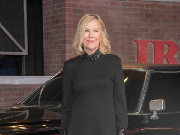 La actriz canadiense Catherine O'Hara murió el pasado 30 de enero a los 71 años en su residencia en Los Ángeles tras enfrentar complicaciones derivadas de una enfermedad que mantuvo en privado durante sus últimas semanas de vida. Finalmente hoy se reveló la causa exacta de su deceso.