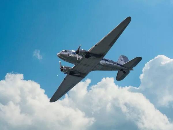 Rescatan a 10 personas tras caer aeronave frente a Florida.