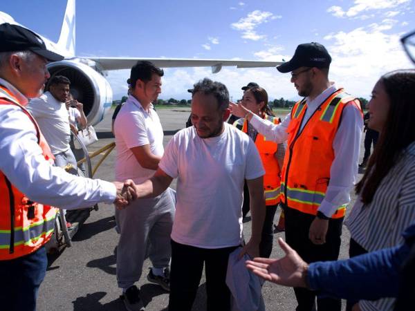 Imagen de los hondureños deportados este jueves viernes en el primer vuelo.