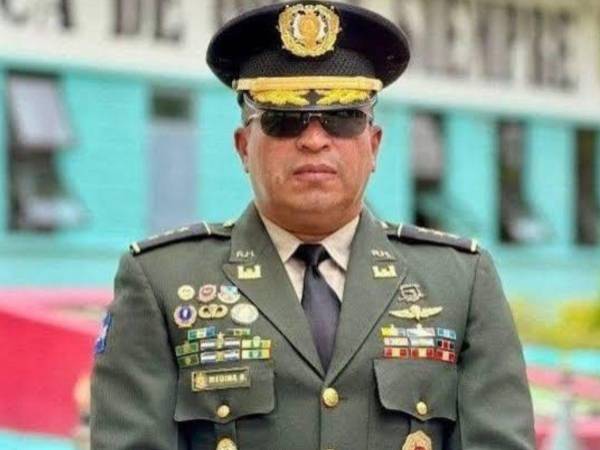 Permanecer en disponibilidad significa que el oficial queda sin un cargo asignado dentro de la institución militar mientras se determina su situación.