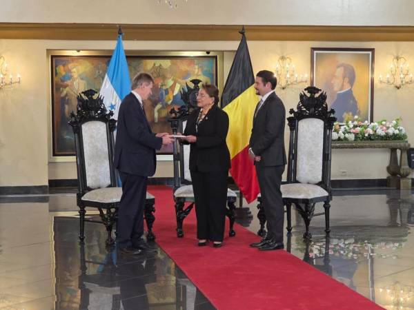 Los nuevos representantes acreditados se encuentran embajadores de: Guatemala, Reino de Bélgica, República de Irlanda y República Checa