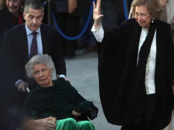Irene vivió durante años en el Palacio de la Zarzuela junto a la reina Sofía, que en estos últimos meses de enfermedad permaneció a su lado y suspendió en ocasiones su agenda para acompañarla.