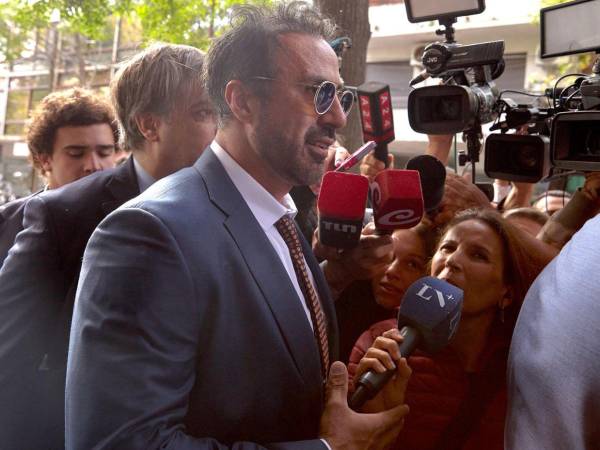 Maradona falleció el 25 de noviembre de 2020 mientras recibía cuidados domiciliarios en una casa de la localidad de Tigre, a las afueras de Buenos Aires.