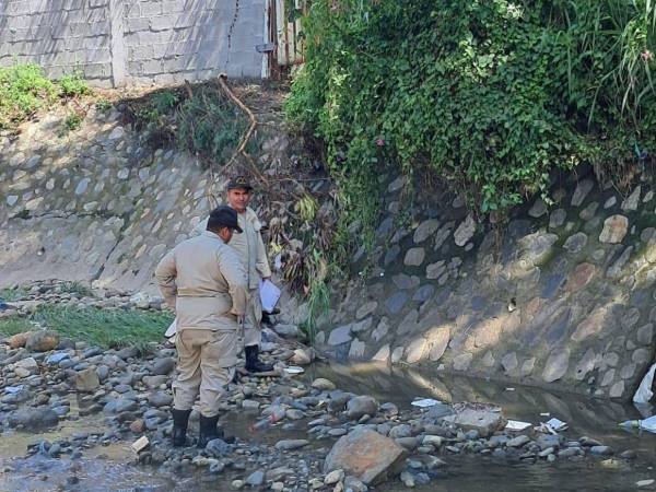 Autoridades acordonaron la zona tras el hallazgo de restos en la 20 calle de San Pedro Sula.