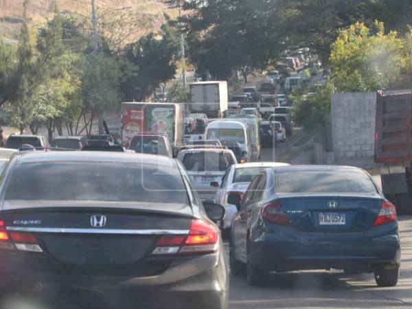 La situación vial en la capital de Honduras parece salida de control, como cada mañana en distintos sectores se forman terribles embudos que alargan el tiempo de traslado de un punto de la ciudad a otro.