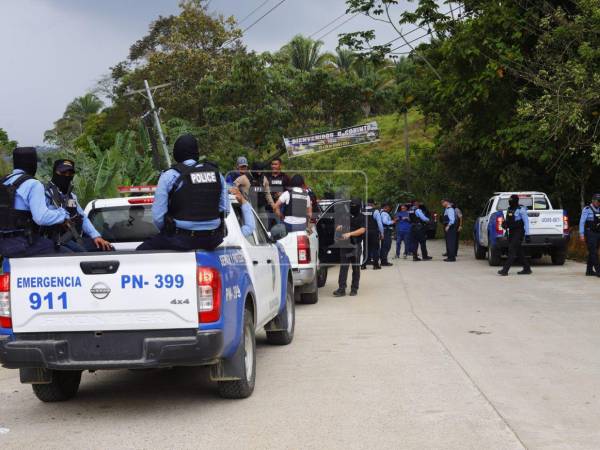 Decenas de agentes policiales y militares llegaron la tarde de este jueves 21 de mayo para intervenir la zona de Corinto, en el municipio de Omoa, Cortés, luego de la muerte de al menos cinco agentes de la Dirección Policial Anti Maras y Pandillas Contra el Crimen Organizado (Dipampco) y tres civiles. Aquí más detalles.