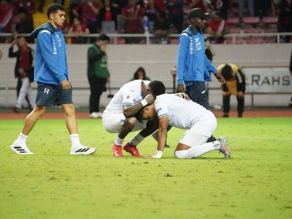 Luis Vega es consolado por su compañero Romell Quioto.