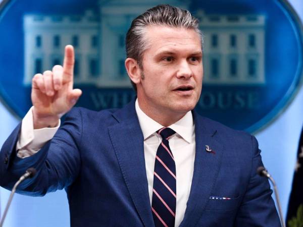 Hegseth es acusado de ser cómplice de la guerra ilegal y devastadora en Irán.