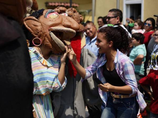 Entre risas infantiles, aún se escucha el aforismo popular: “Camarón que se duerme, se lo lleva la corriente”.
