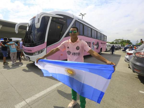 Una “marea rosa” toma San Pedro Sula y las calles se llenan de aficionados al Inter Miami con la camiseta rosa, esperando la llegada de Messi. Aquí el ambiente que se vive en la capital industrial.