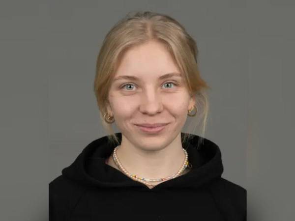 Entre sangre, la patinadora Kamila Sellier fue evacuada de emergencia tras un impacto que le provocó una fractura en el rostro.