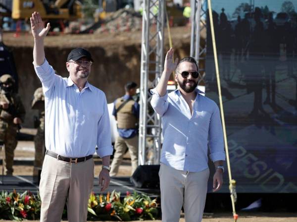 El presidente costarricense, Rodrigo Chaves, y su colega salvadoreño, Nayib Bukele, colocaron este miércoles la primera piedra de una megacárcel inspirada en el modelo implementado por El Salvador, con el objetivo de combatir el crimen organizado con fuerza en momentos en que Costa Rica registra cifras históricas de homicidios.
