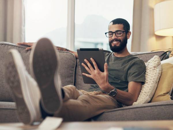 La lectura digital ha reemplazado en gran medida a los textos físicos, pero mantiene vivo el hábito de leer en un entorno cada vez más programado.