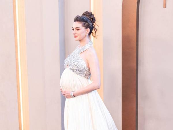 Anne Hathaway asegura que su tercer embarazo le dejó un olfato capaz de oler el tiempo.