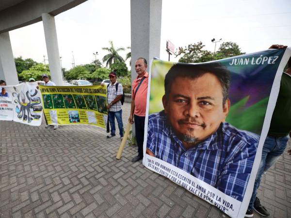 Pobladores de Tocoa llegaron al Palacio de Justicia de San Pedro Sula para exigir justicia por el asesinato del ambientalista Juan López, en el inicio de la audiencia inicial contra los acusados.