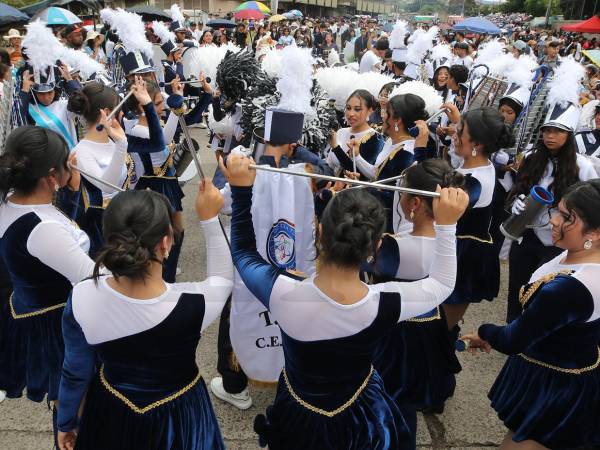 Los talentosos jovencitos de distintas bandas colegiales se ganaron los aplausos del pueblo hondureño.
