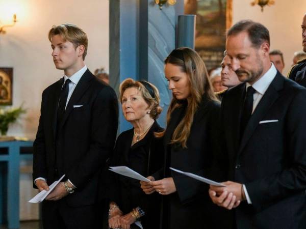 La Casa Real noruega confirmó que Mette-Marit sigue en fase de recuperación tras el trasplante de pulmón al que se sometió en junio, lo que le impide participar en la misa de este domingo en Asker, aunque sí acudirá a otros actos por el fallecimiento del monarca.