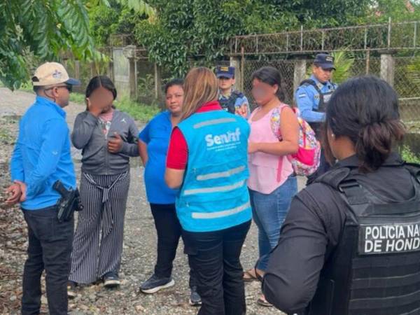 El pasado viernes 31 de octubre una mujer fue capturada tras ser señalada de haber golpeado a su hija de 11 años con un martillo. El hecho ocurrió en la aldea Estero de Indios, en El Progreso, Yoro, y fue captado por la hermana de la víctima, de 16 años de edad, con un teléfono móvil. ¿Qué pasará con las hermanas? ¿La acusada irá a prisión? Aquí los detalles del caso que ha conmocionado al país.