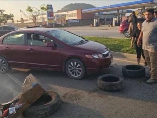 El mal estado de la vía ha provocado el constante deterioro de los vehículos que circulan a diario por la zona para llegar a sus centros de trabajo o realizar diligencias.