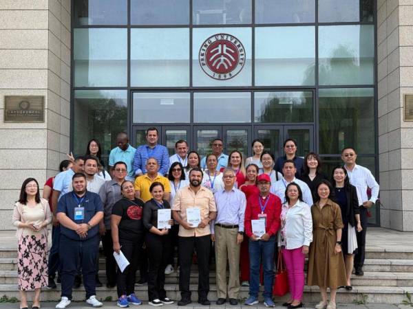 Los diputados, funcionarios, empresarios y periodistas son formados en seminarios en la República Popular de China