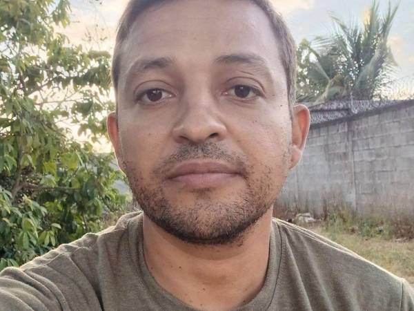 Autoridades están tras el rastro de Víctor Escobar, señalado como el presunto responsable de la muerte de su hermano, Mario Escobar, en el barrio San Isidro, en Puerto Cortés, Cortés. Tras el suceso, el sospechoso habría escapado y se habría llevado a su hijo de 12 años. Aquí los detalles: