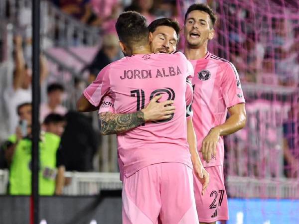 Messi celebró con Jordi Alba, jugador que le dio la asistencia para anotar.