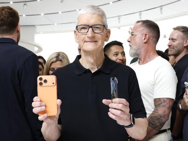 Apple presentó este martes un nuevo miembro de su gama de teléfonos inteligentes, el ultrafino iPhone 17 Air, con un precio de salida de 999 dólares, así como un rediseño de los iPhone Pro, los modelos de alta gama de su nueva línea iPhone 17, con un precio de salida de 1.099 dólares, que tienen una batería más grande que cualquier iPhone hasta la fecha.