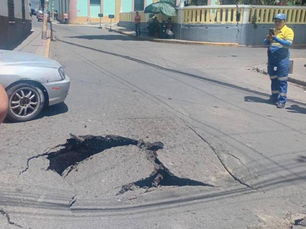 Hacia el lugar del socavón llegaron elementos de diferentes unidades de la AMDC. La UMAPS se encuentra en la zona para intervenir el hundimiento.