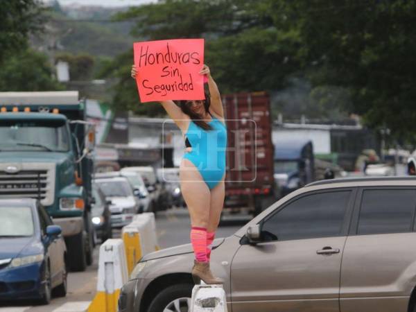 Este jueves 9 de julio, la rotonda de la colonia Loarque, en la salida al sur de la capital, se convirtió en escenario de una nueva protesta, protagonizada por la doctora Floridalia Aguilar Perdomo, quien en esta ocasión decidió pronunciarse por el tema de la inseguridad en el país.