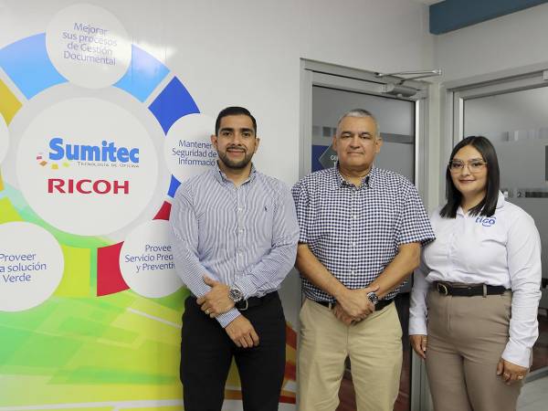 El ingeniero Julio Varela, gerente técnico de Sumitec, junto a ejecutivos de Tigo Business.
