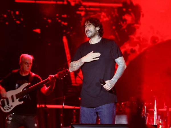 Se abre el telón —o, en este caso, la pantalla digital— y la banda comienza a sonar, llenando el espacio de acordes que elevan la expectación de un público puntual y ansioso. Entonces aparece una figura: un hombre de mediana edad, desenfadado, con la confianza de quien sabe a lo que viene. Es Melendi, en su primera visita a Honduras.