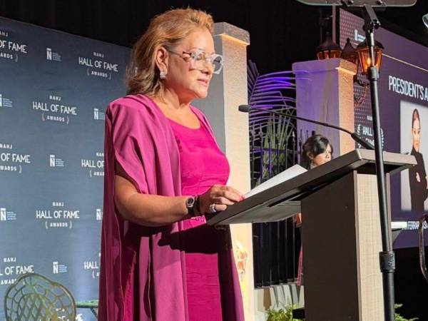 Pía Ferrari-Pastor recibió el President’s Award 2026 de la NAHJ por sus 39 años de trayectoria en medios.