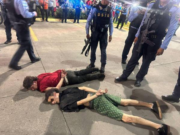 Se les decomisó un arma corta tipo pistola, tres proyectiles calibre 9 mm, un teléfono celular y una mochila multicolor que contenía varios cargadores con 55 proyectiles de uso prohibido.