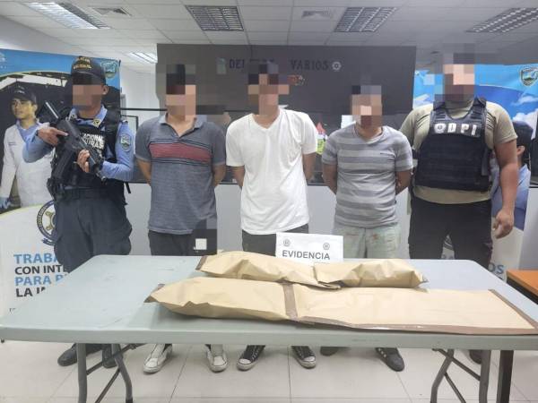 Agentes de la Policía Nacional capturaron a los tres hombre con algunas evidencias que los involucra en el sangriento hecho que se registró en Gracias, Lempira.