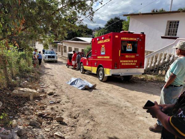 El cuerpo de Norlan Alexander García Rosales quedó tirado en medio de una calle de tierra de la colonia Los Laureles del municipio de Cantarranas, Francisco Morazán.