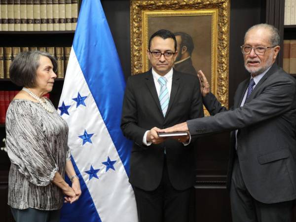 La secretaria de Relaciones Exteriores y Cooperación Internacional, fue la encargada de juramentar a Mariano Jiménez Talavera como embajador de Honduras en Italia.
