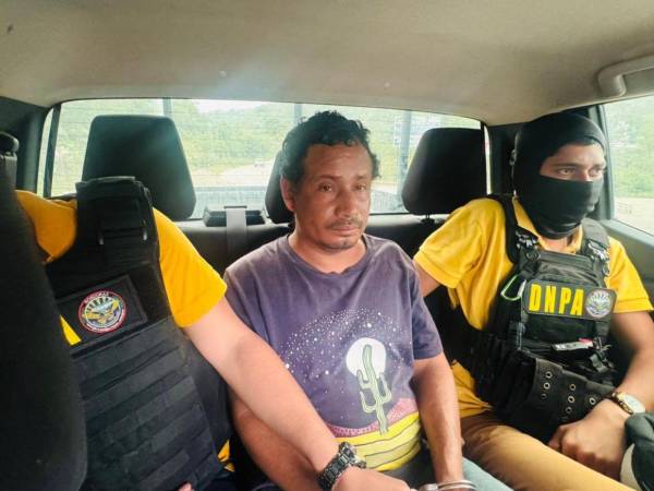 El hombre de 40 años de edad fue capturado por agentes de la Dirección Nacional Policial Antidrogas, por suponerlo integrante de la banda criminal Cartel del Diablo en Sulaco, Yoro.