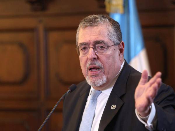 Los agentes murieron atacados a tiros por presuntos pandilleros en represalia después de que las autoridades tomaran el control de tres prisiones que registraron motines el sábado.