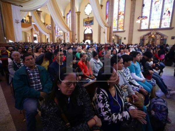 Con una actitud de fe y devoción, miles de feligreses católicos acudieron a la Basílica Menor de Suyapa y a sus alrededores para conmemorar el 279 aniversario del hallazgo de la Virgen de Suyapa.