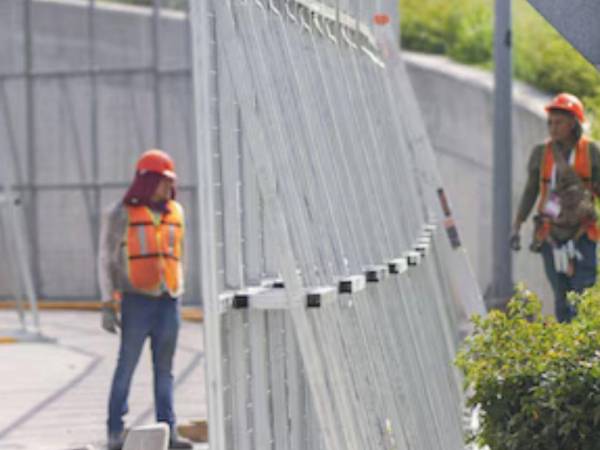 A un día del Mundial 2026, la colocación de vallas y lonas en distintas zonas de Monterrey, México, ha desatado una fuerte controversia, luego de que ciudadanos y políticos denunciaran que estas estructuras buscan ocultar colonias vulnerables ante la llegada de turistas extranjeros.