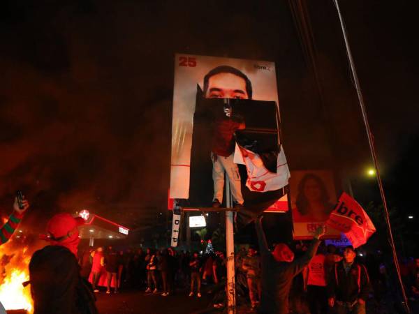 Un centenar de militantes del partido Libertad y Refundación (Libre) salió este lunes a las calles tras acatar el llamado del expresidente y líder de esa colectividad Manuel Zelaya, que en una asamblea el sábado pasado, acompañado de la candidata Rixi Moncada, dijo que su partido saldría a protestar contra el supuesto fraude que según ellos, hubo en las elecciones.