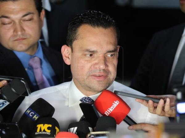 Zambrano puntualizó que de momento no se está presentando ningún <b>juicio político</b>, ya que se trata de varios diputados que actualmente tienen una curul.