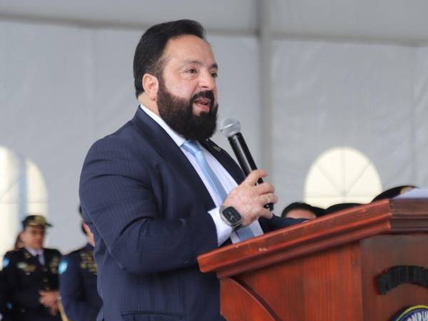 En comparecencia pública, el presidente del Congreso Nacional, Luis Redondo, justificó este martes la entrega de ayudas sociales gestionadas por diputados de todas las bancadas