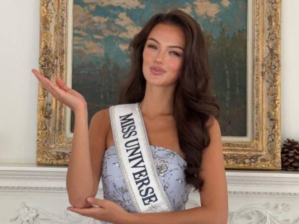 Sophia Maria Osako, de 22 años, renunció a su título de Miss Universe República Checa y no viajará a Puerto Rico para la final de Miss Universe 2026, prevista para el 24 de noviembre en el Coliseo José Miguel Agrelot, en San Juan.