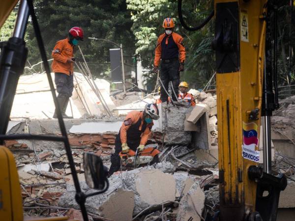 Los venezolanos pasaron en cuestión de horas del temor a las réplicas en medio de la noche, que obligaron a centenares de personas a pernoctar en las calles, a la realidad de una ciudad golpeada anímicamente por la magnitud de la emergencia y las marcas de los sacudones en las fachadas.