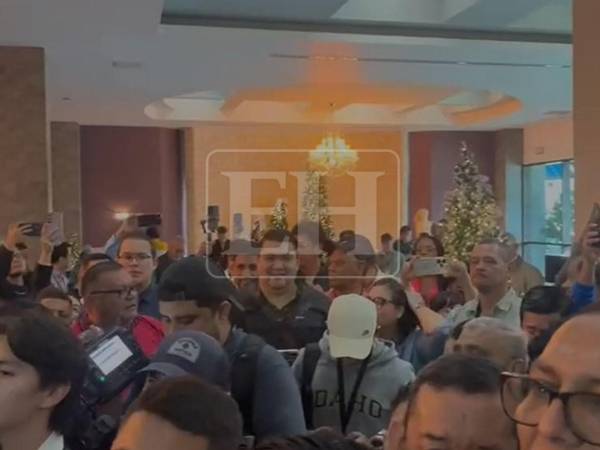 Momento en que colectivos de Libre buscaban boicotear el inicio de la conferencia de prensa del CNE.